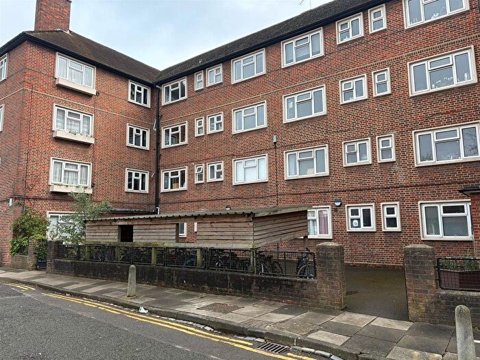 3 Bedroom Flat To Rent In The Willoughbys, London, SW14