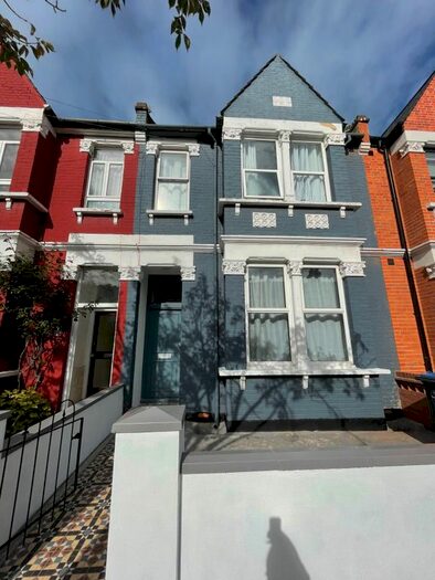 4 Bedroom Flat To Rent In Pine Road, London, NW2