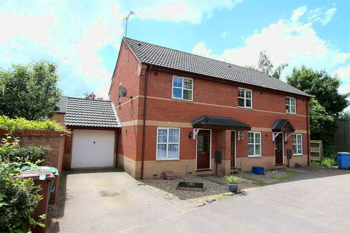 2 Bedroom End Of Terrace House To Rent In Hamilton Close, Banbury, Oxon, OX16