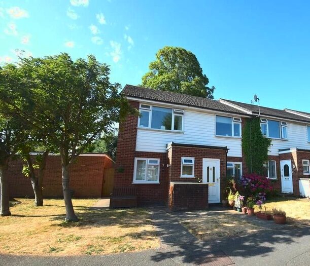 2 Bedroom Maisonette To Rent In Sargeant Close, Uxbridge, UB8