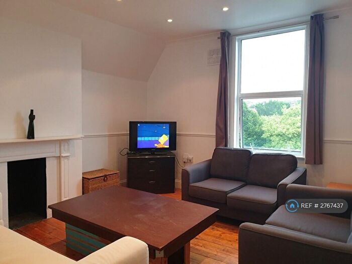 3 Bedroom Flat To Rent In Norwood Road, London, SE24