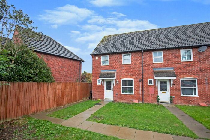 3 Bedroom End Of Terrace House For Sale In Keepers Close, Northampton, NN4