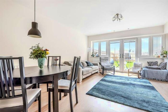 3 Bedroom Town House To Rent In Raven Drive, Maidenhead, Berkshire, SL6