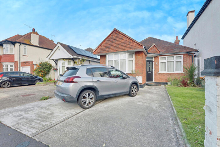 3 Bedroom Detached Bungalow For Sale In Thorpedene Gardens, Southend-on-sea, SS3
