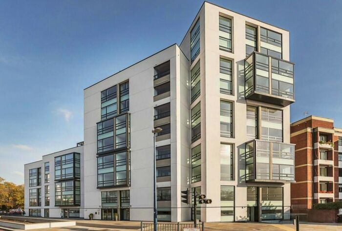 3 Bedroom Flat To Rent In Holland Park Avenue, London, W11