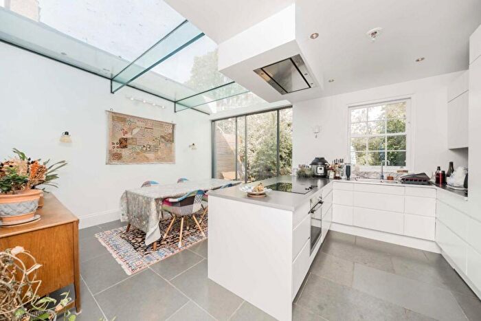 3 Bedroom Terraced House For Sale In Chillingworth Road, Islington, N7