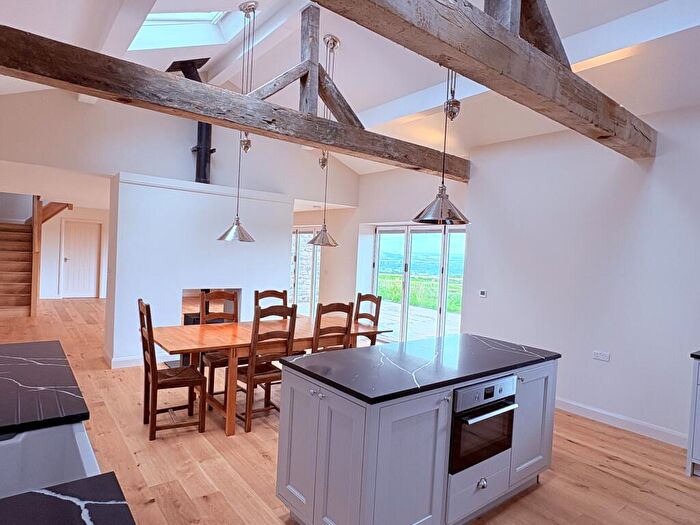 5 Bedroom Detached House To Rent In Redwells Farm, OL12