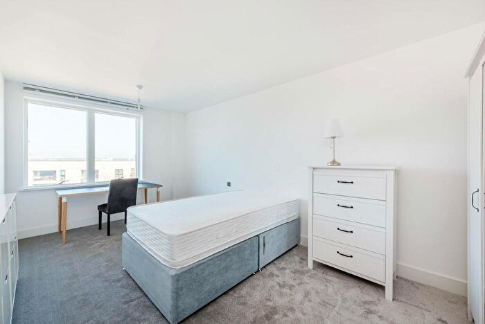 2 Bedroom Flat To Rent In Lakeside Drive, Park Royal, London, NW10