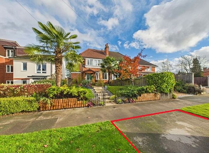 3 Bedroom Semi Detached House For Sale In Westhill Road, Birmingham, B38