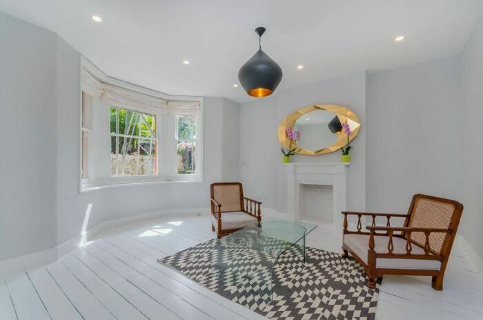 2 Bedroom Flat To Rent In Albert Bridge Road, Battersea Park, London, SW11