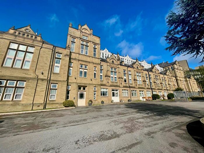 2 Bedroom Flat To Rent In Clare Hall Apartments, Halifax, HX1