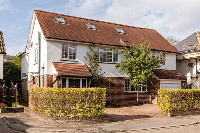 6 Bedroom Property For Sale In Hermitage Close, South Woodford, E18