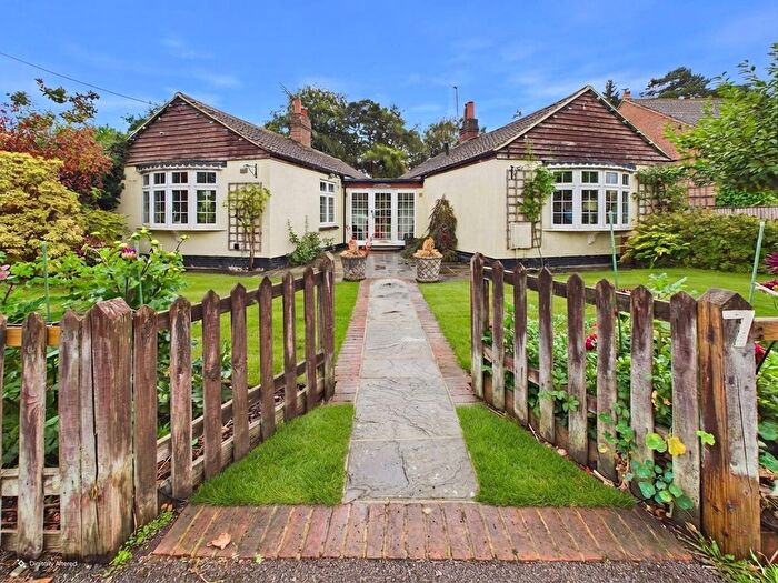3 Bedroom Detached Bungalow For Sale In Heathway, Chaldon, CR3
