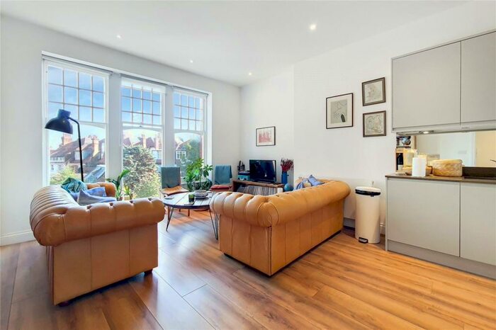 2 Bedroom Flat To Rent In Raglan House, - Queens Avenue, London, N10