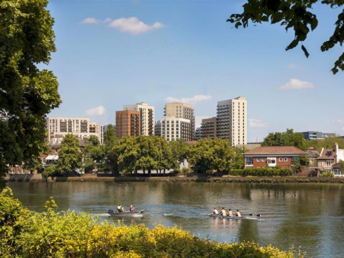 3 Bedroom Flat For Sale In Capital Interchange Way, Brentford, TW8