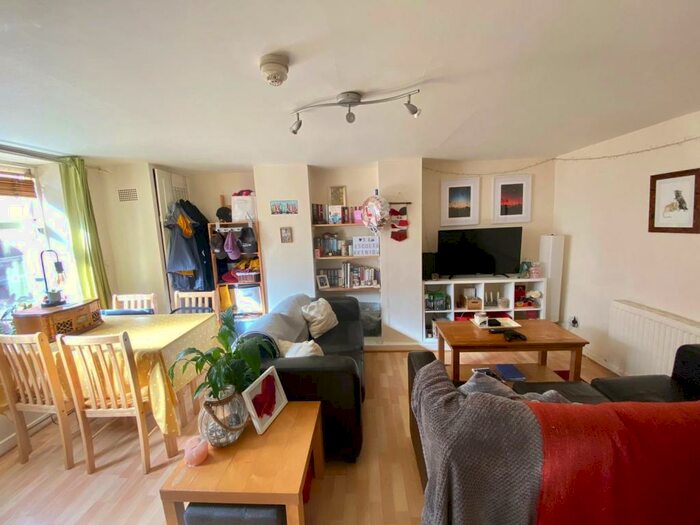 2 Bedroom Apartment To Rent In Estcourt Avenue, Leeds, LS6