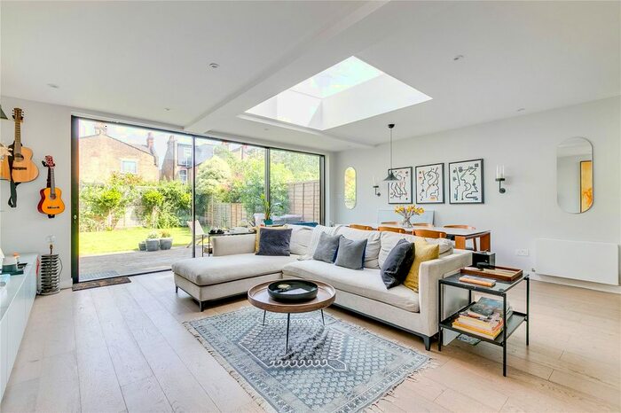 3 Bedroom Flat To Rent In Kenyon Street, London, SW6