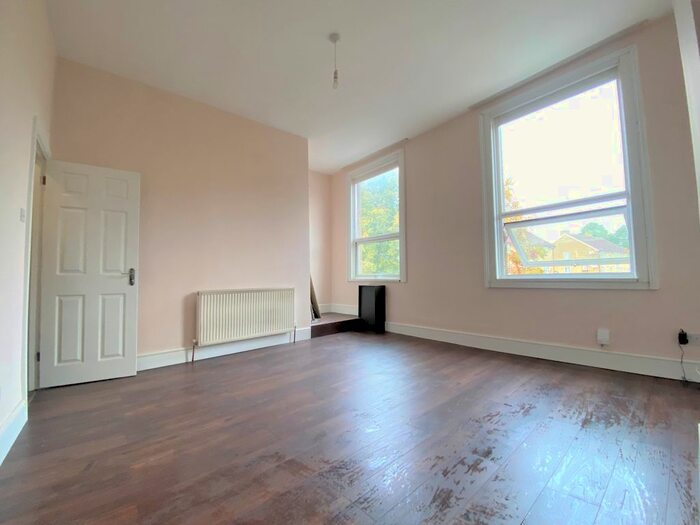 2 Bedroom Flat To Rent In Park Lane, London, N17