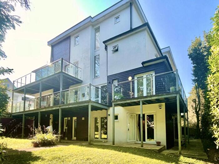 1 Bedroom Apartment For Sale In Crescent Road, Bournemouth, Dorset, BH2