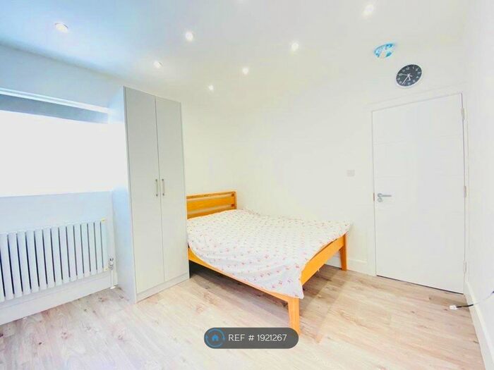 Studio To Rent In Middlesex, Pinner, HA5