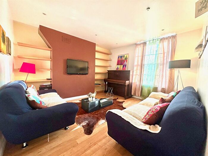 2 Bedroom Flat To Rent In Ascalon Street, London, SW8