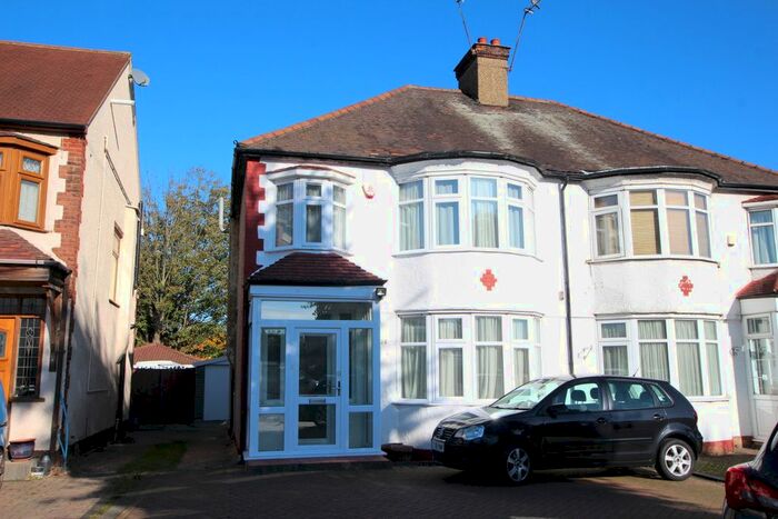 3 Bedroom Semi-Detached House To Rent In Ridge Avenue, London N21
