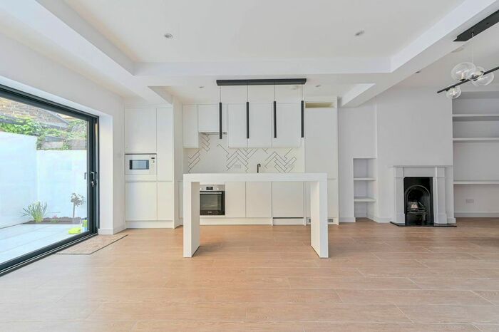 2 Bedroom Flat To Rent In Ingelow Road, Battersea, London, SW8