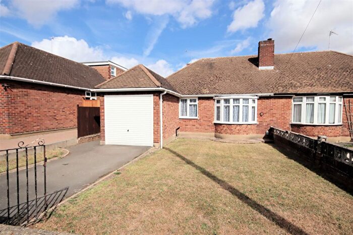 2 Bedroom Semi-Detached Bungalow To Rent In Onslow Road, Luton, LU4