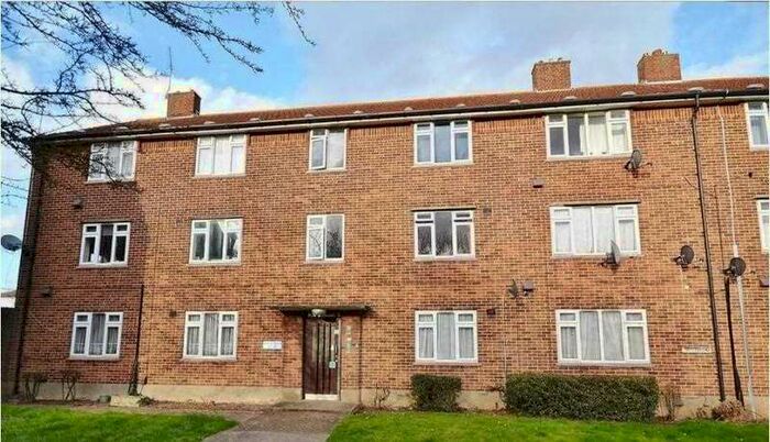 2 Bedroom Apartment To Rent In Avenue Court, Claybury Broadway, Clayhall, IG5