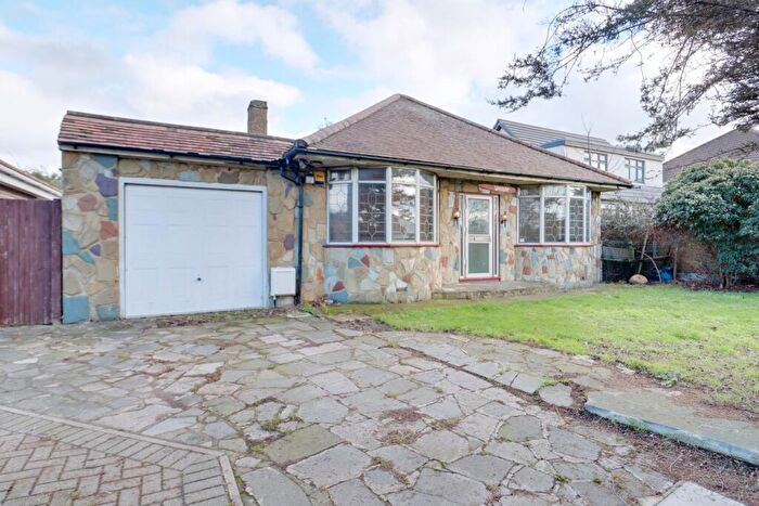 2 Bedroom Detached Bungalow For Sale In New Road, Rainham, RM13