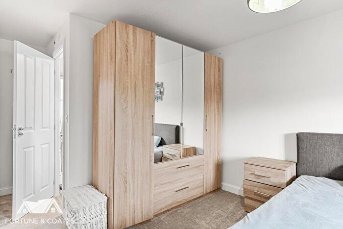 2 Bedroom Coach House For Sale In Fieldfare Way, Harlow, CM17