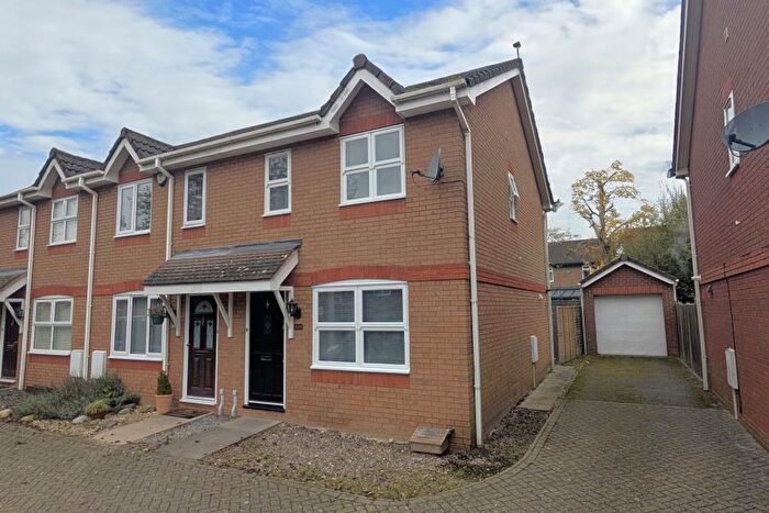 2 Bedroom End Of Terrace House To Rent In Knaphill, Woking, GU21