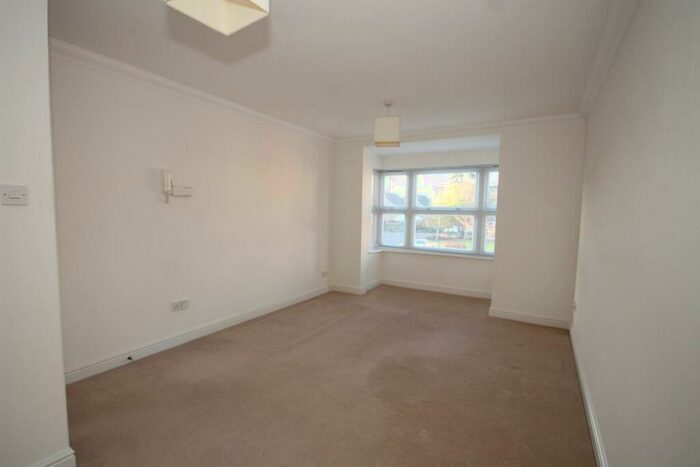 2 Bedroom Apartment To Rent In Bowes Close, Horsham, RH13