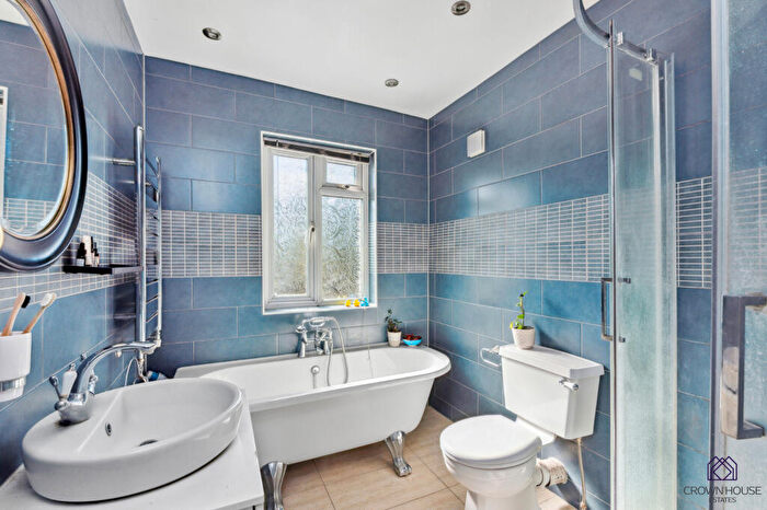 4 Bedroom Semi-Detached House To Rent In Thurlestone Avenue, London, N12