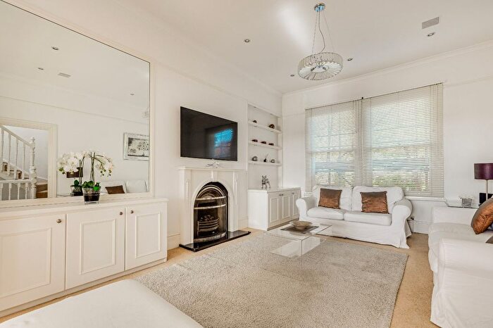 3 Bedroom Flat To Rent In Petersham Road, Richmond, TW10