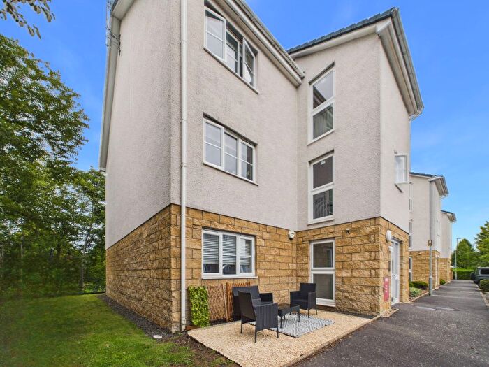 3 Bedroom Flat For Sale In West Wellhall Wynd, Hamilton, ML3