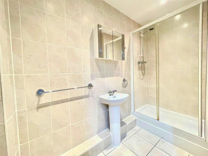 4 Bedroom Town House To Rent In Aphelion Way, Shinfield, Berkshire, RG2