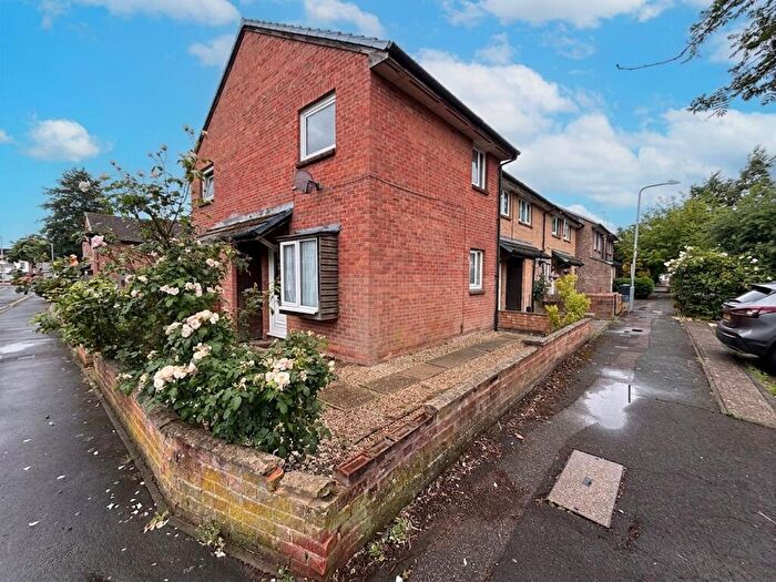 1 Bedroom Terraced House For Sale In Laing Close, Ilford, IG6