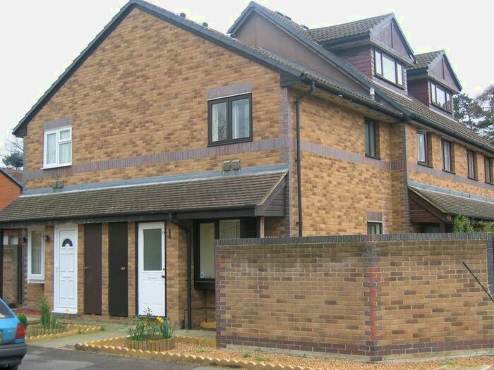 1 Bedroom Semi-Detached House To Rent In Weavers Close, Isleworth, TW7