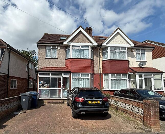 4 Bedroom Semi-Detached House For Sale In Kingsley Avenue, Southall, UB1