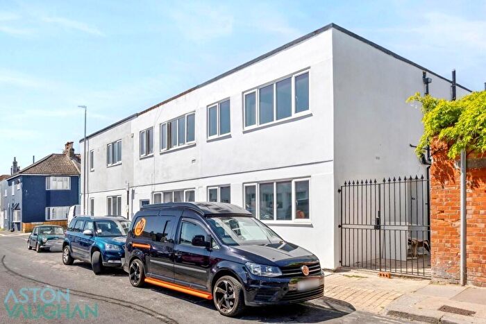 6 Bedroom End Of Terrace House For Sale In Goldstone Street, Hove, BN3