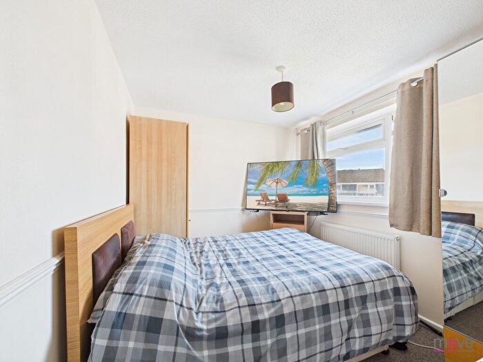5 Bedroom Semi-Detached House For Sale In Marsh Gardens, Cheltenham, GL51