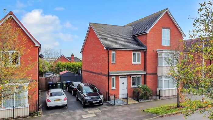 3 Bedroom Semi-Detached House For Sale In Edison Drive, Rugby, CV21