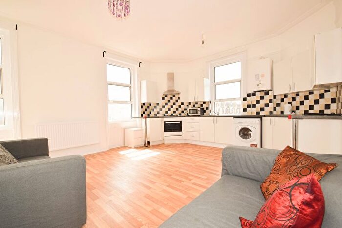 2 Bedroom Flat To Rent In High Street Colliers Wood, Colliers Wood, London, SW19