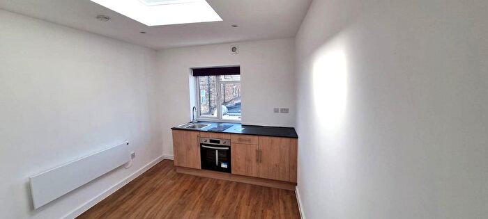 Studio To Rent In Sunny Place, London, NW4