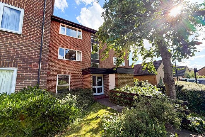 1 Bedroom Flat For Sale In Beagle Close, Feltham, Middlesex, TW13