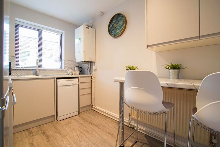 3 Bedroom Flat To Rent In Victoria Road, Leeds, LS6
