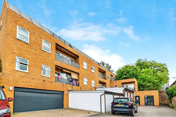 2 Bedroom Flat For Sale In Reedham Drive, Purley, Surrey, CR8