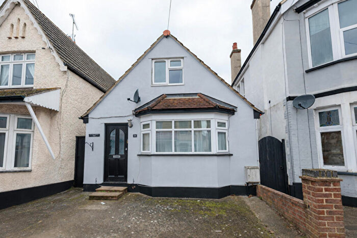3 Bedroom Detached House For Sale In Southbourne Grove, Westcliff-on-sea, SS0