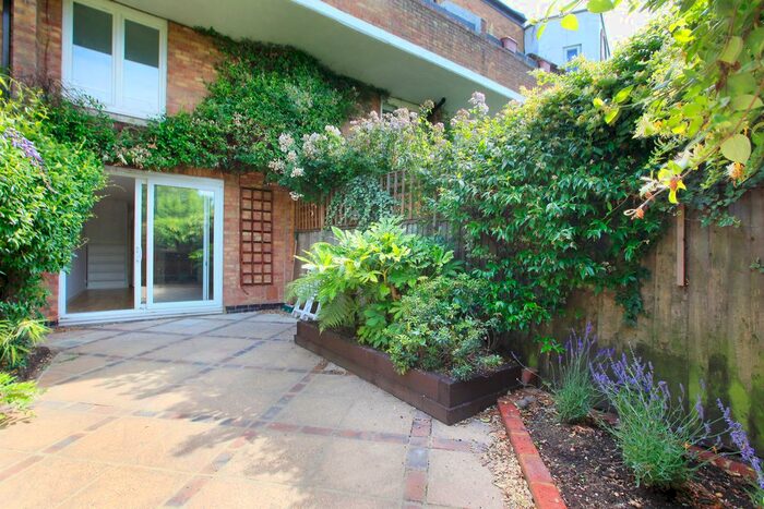 3 Bedroom Maisonette To Rent In Sunbury Lane, Battersea, London, SW11
